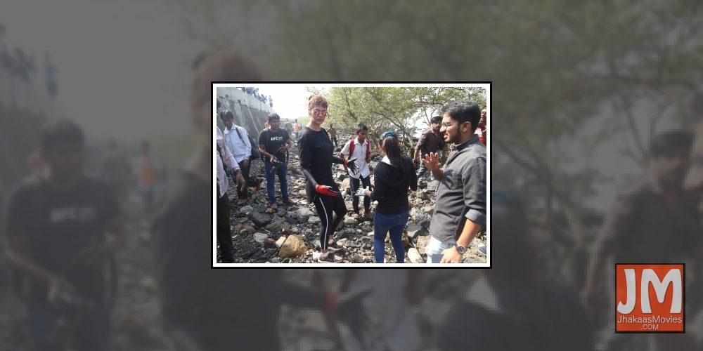 Mumbai: Actress Esha Gupta participates in Carter Road Beach Clean Up Drive, in Mumbai on Dec 28, 2019.