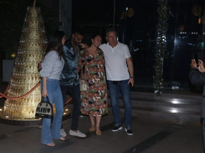 Hardik and Natasa were clicked by celebrity photographer Manav Manglani as they stopped to pose for a few photo-ops by before getting into a suburban restaurant. (Photo Courtney: Manav Manglani)