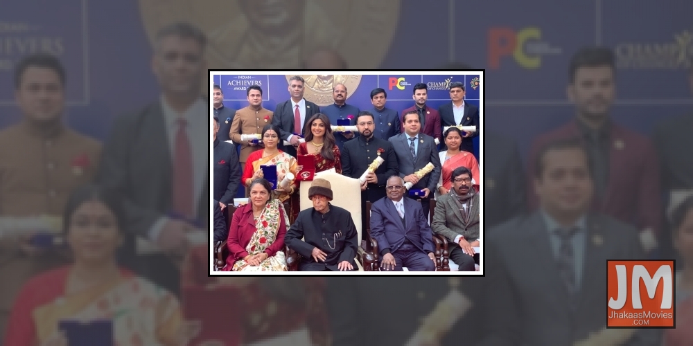 Actress Shilpa Shetty with her husband Raj Kundra, Former President Pranab Mukherjee and other dignitaries at the Indian Achievers Awards.