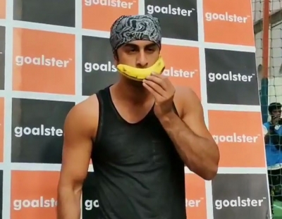 Actor Ranbir Kapoor on Sunday posed for shutterbugs carrying a banana in his hand. A lot of videos are doings the rounds on the internet in which Ranbir is seen getting clicked by paparazzi before entering a soccer ground for practice session. And interestingly,  more than Ranbir, it was the banana in his hand which caught the maximum attention. Reacting one of the videos, which has been shared by celebrated lensman Viral Bhayani on Instagram, a user wrote: 