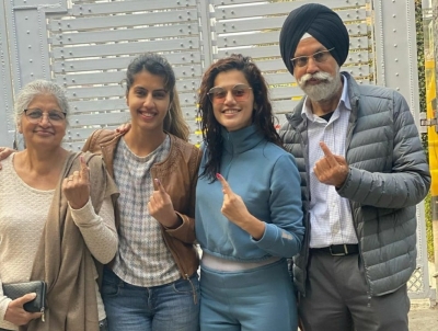 Taapsee gives befitting reply to man who questioned her voting right.