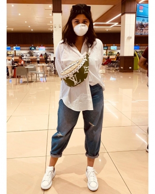 Actress Parineeti Chopra has uploaded an airport pic on Instagram where she can be seen wearing a white mask to protect herself from coronavirus.(Photo: instagram@parineetichopra)