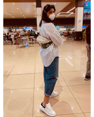Actress Parineeti Chopra has uploaded an airport pic on Instagram where she can be seen wearing a white mask to protect herself from coronavirus.(Photo: instagram@parineetichopra)