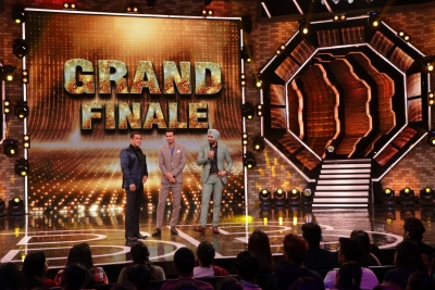 Caption: Actor Salman Khan along with former India cricketers Harbhajan Singh and Mohammad Kaif on the sets of Bigg Boss 13.