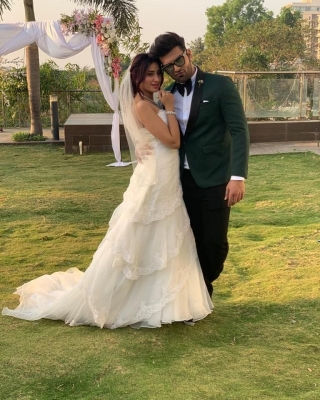 Paras, Mahira get fans excited with bridal photo-op.