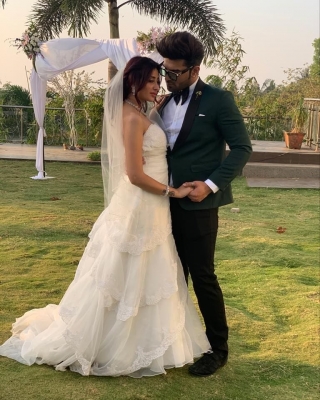 Paras, Mahira get fans excited with bridal photo-op.