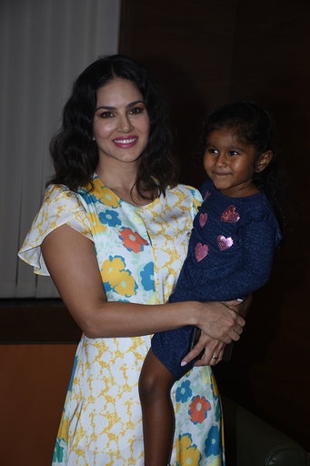 Mumbai: Actress Sunny Leone with her daughter  Nisha Kaur Weber at Viacom 18 'Peppa Pig Musical' event in Mumbai on March 7, 2020. (Photo: IANS)