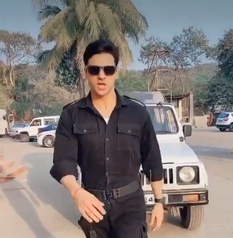 Actor Vivek Dahiya, known for his work in TV shows such as "Qayamat Ki Raat" and "Nach Baliye", praised the real heroes of India on the occasion of National Defence Day.