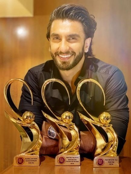 Deepika is winning hearts with her 'handsome' comment on Ranveer's pic