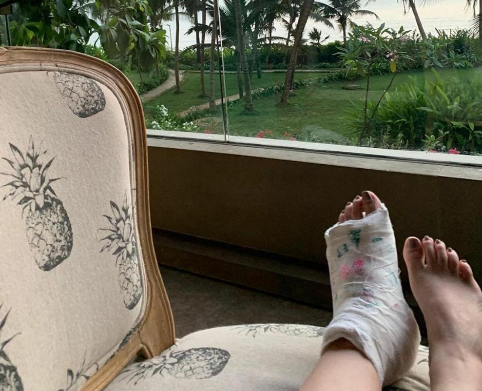 Author-producer Twinkle Khanna recently broke a foot, and her little daughter Nitara, is trying her best to turn Twinkle's plaster into a canvas
