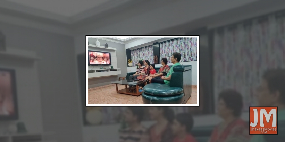 Arun Govil watching Ramayan with his family during lockdown.