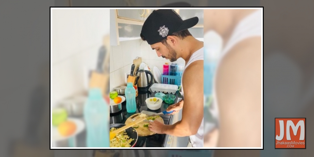 Arjun Bijlani makes egg burji.
