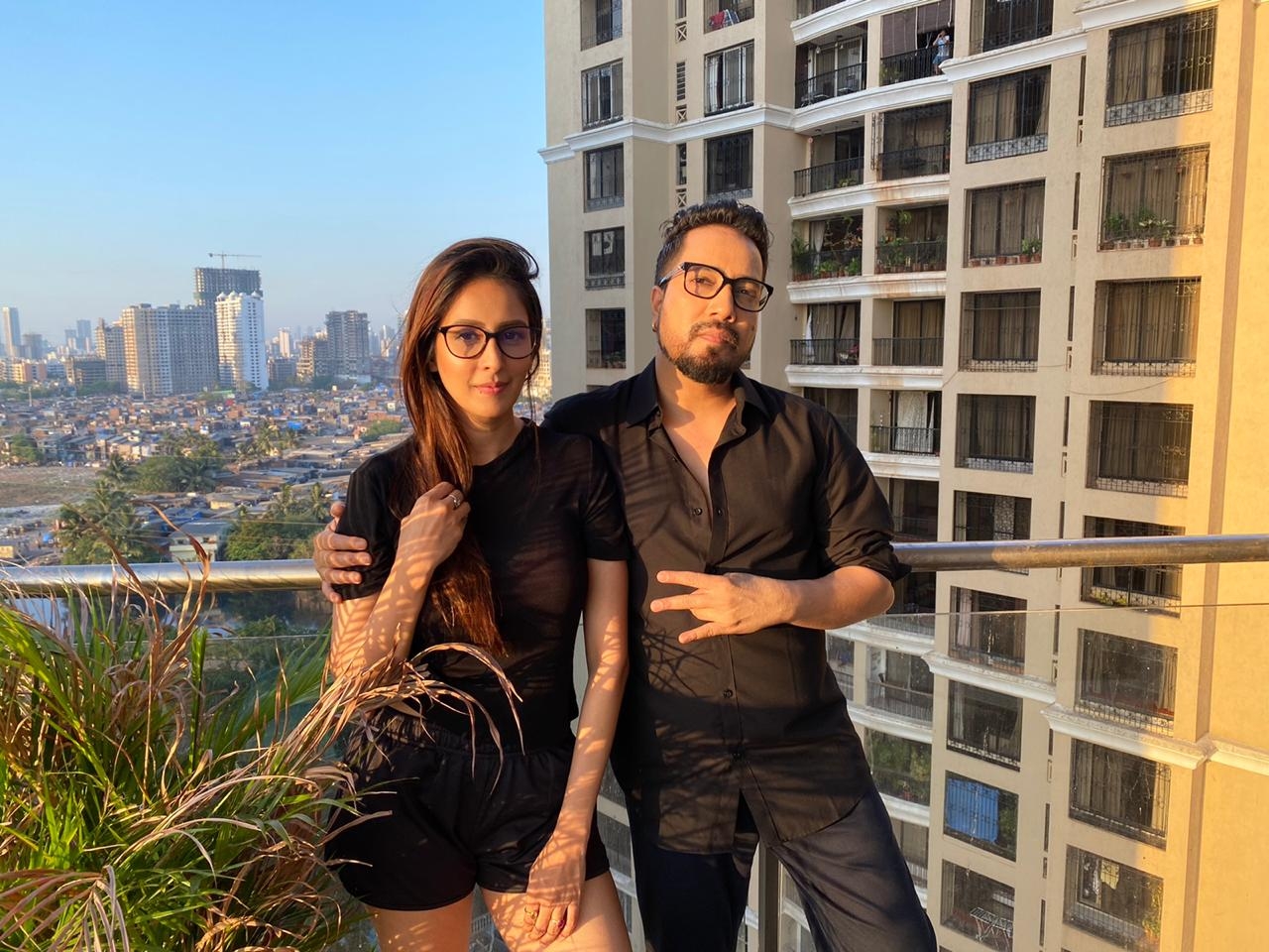 Mika Singh records song with next-door neighbour Chahatt Khanna.