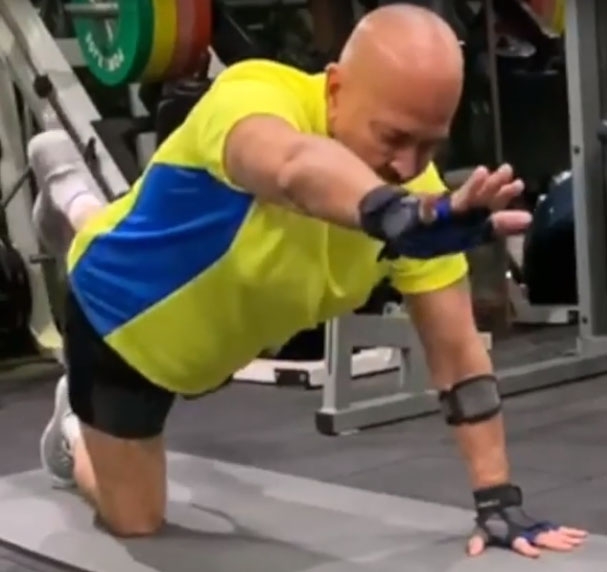 Hrithik Roshan shares workout video of 70-yr-old Rakesh Roshan.