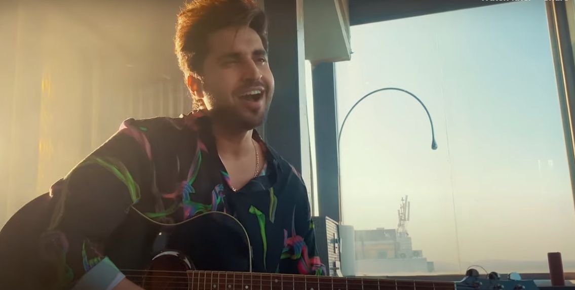 Jassie Gill shoots his latest song's video on phone.