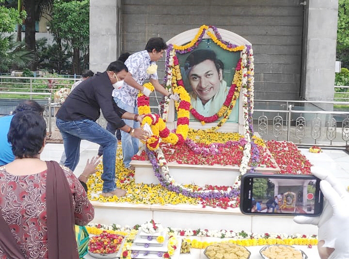 Bengaluru: Actor Shiva Rajkumar pays tributes to his father Rajkumarâ€Ž on his birth anniversary at his memorial in Bengaluru during the extended nationwide lockdown imposed to mitigate the spread of coronavirus; on Apr 24, 2020. (Photo: IANS)