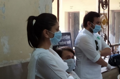 Mumbai: Actors Kareena Kapoor, Randhir Kapoor and Saif Ali Khan at the the last rites of actor Rishi Kapoor at Chandanwadi in the Marine Lines area of Mumbai on Apr 30, 2020. (Photo: IANS)