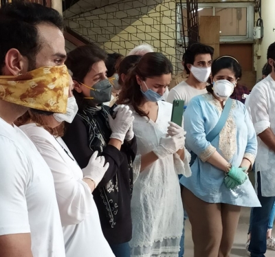 Mumbai: Actors Kareena Kapoor, Armaan Jain and Aadar Jain arrive for the last rites of actor Rishi Kapoor at Chandanwadi in the Marine Lines area of Mumbai on Apr 30, 2020. (Photo: IANS)