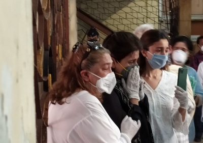 Mumbai: Actors Babita, Neetu Kapoor and Alia Bhatt at the the last rites of actor Rishi Kapoor  at Chandanwadi in the Marine Lines area of Mumbai on Apr 30, 2020. (Photo: IANS)