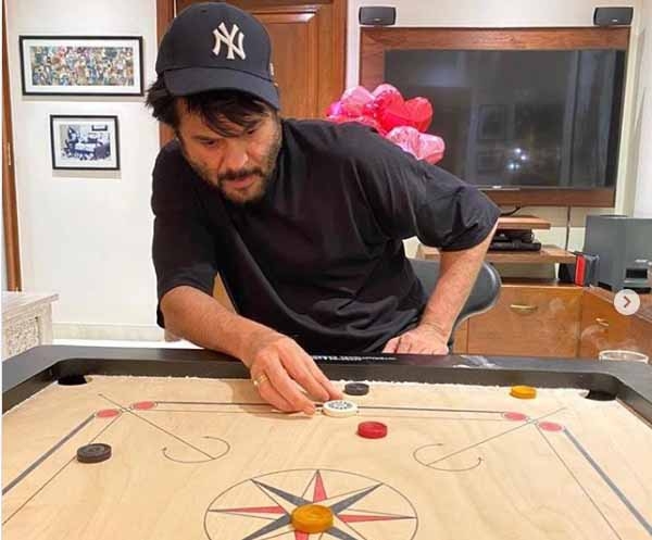 Lockdown diaries: Anil Kapoor and wife hone carrom skills.
