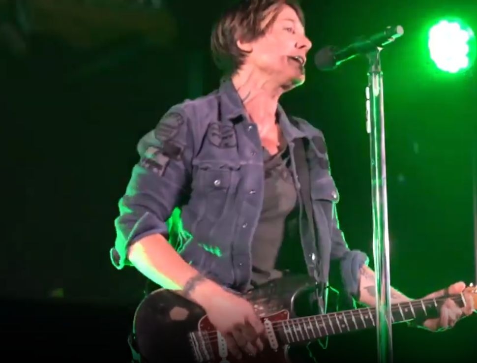 COVID-19: Keith Urban performs for over 200 healthcare workers.