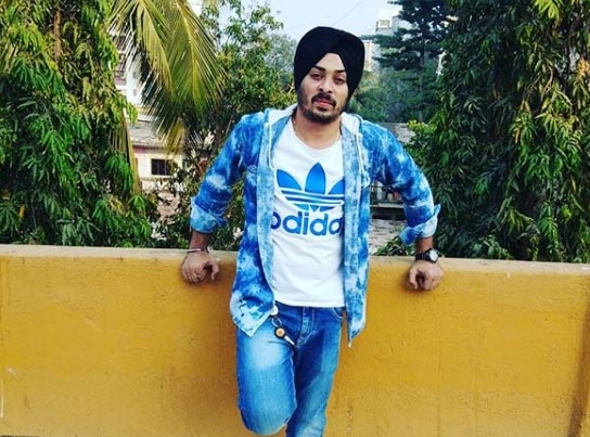 TV actor Manmeet Grewal commits suicide due to financial woes.