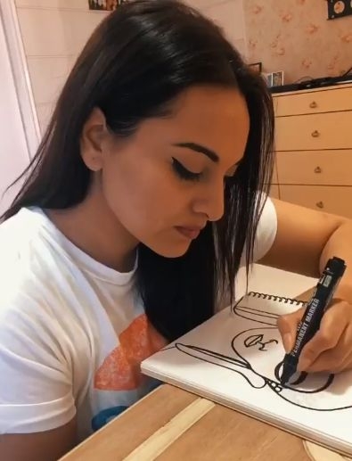 Sonakshi explores her love for drawing faces, as she auctions paintings.
