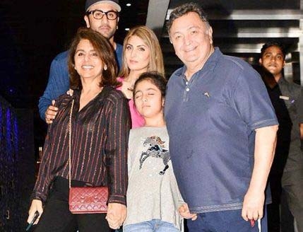 Neetu posts 'complete' family pic with Rishi Kapoor, Ranbir, Riddhima.