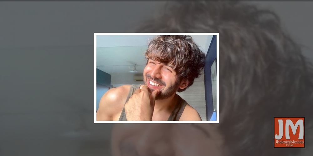 Kartik Aaryan flaunts 'low pollution ka glow' in new pic.