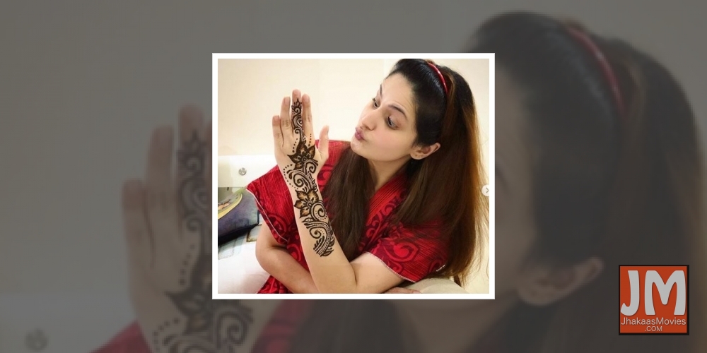 'Atma Nirbhar' Zareen applies Eid mehndi on her own.