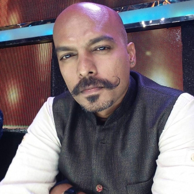 COVID-19: Lyricist Prashant Ingole helps people in need.