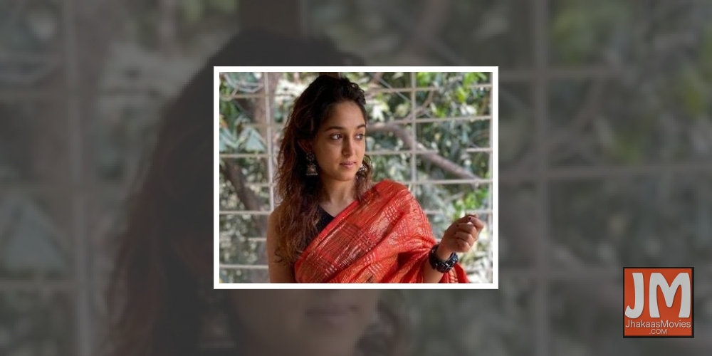 Aamir's daughter Ira 'successfully' drapes a saree.