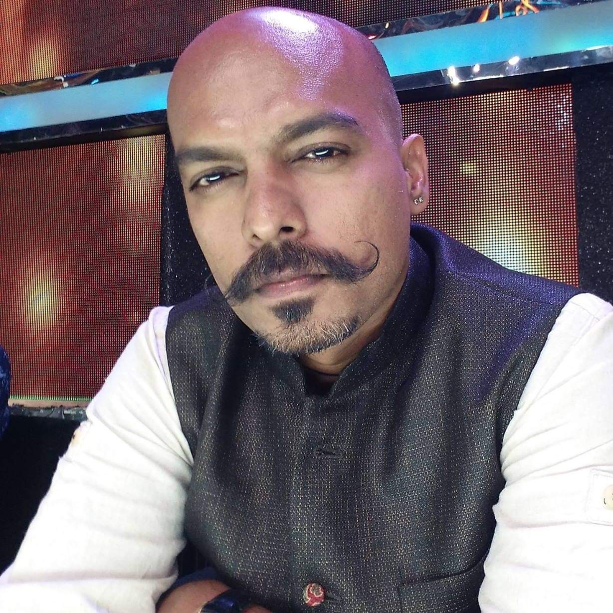 COVID-19: Lyricist Prashant Ingole helps people in need.