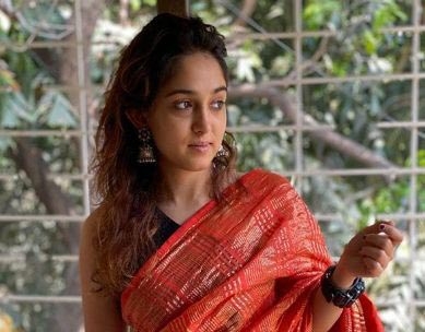 Aamir's daughter Ira 'successfully' drapes a saree.