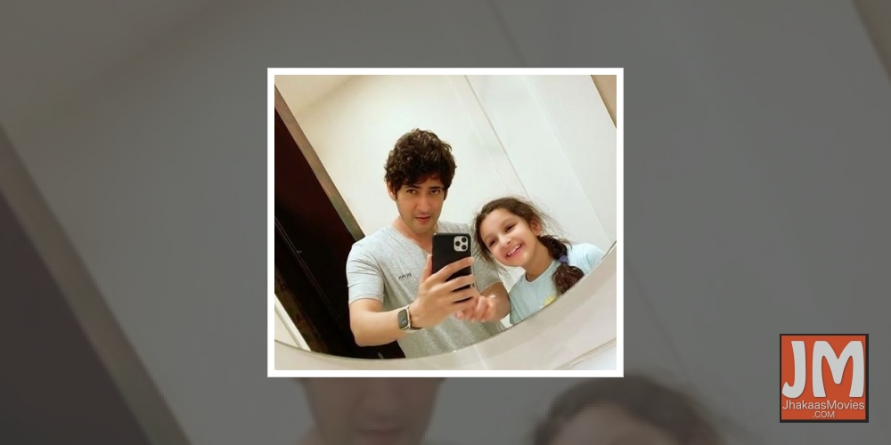 Mahesh Babu tries 'mastering mirror selfie' with daughter Sitara.