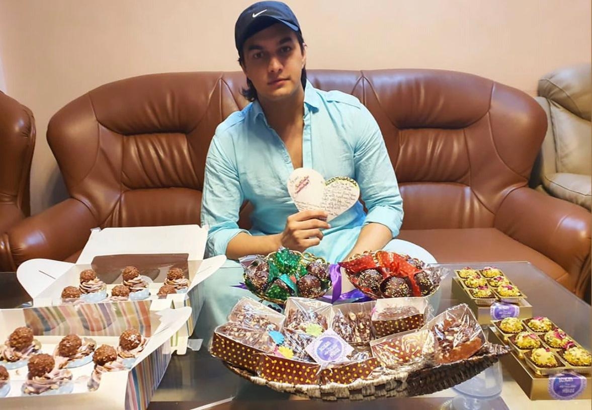 TV Star Mohsin Khan's fans surprise him with sweets, treats.