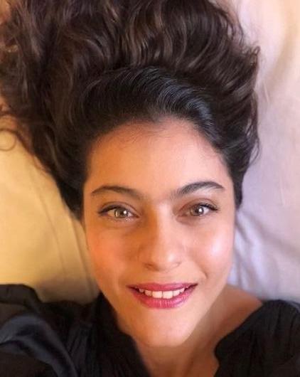 Kajol tries to decode art of taking a selfie.