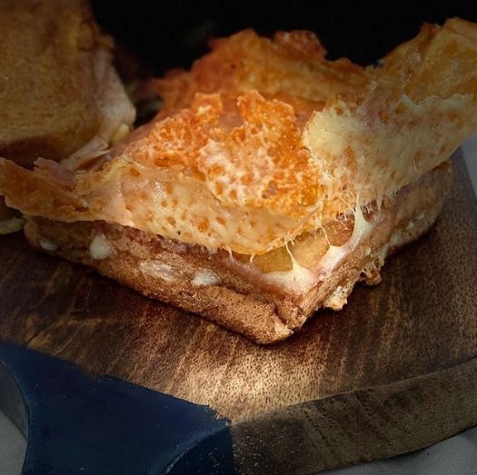 Kriti gorges on cheese sandwich by her 'kinda man' Pulkit.