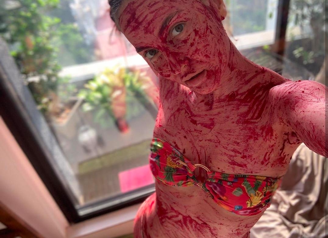 Elli AvrRam turns into 'beetroot ki dukaan'.