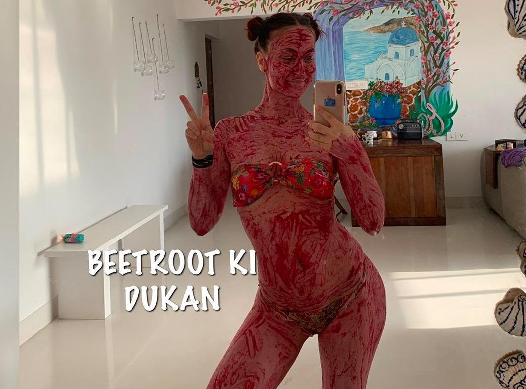 Elli AvrRam turns into 'beetroot ki dukaan'.