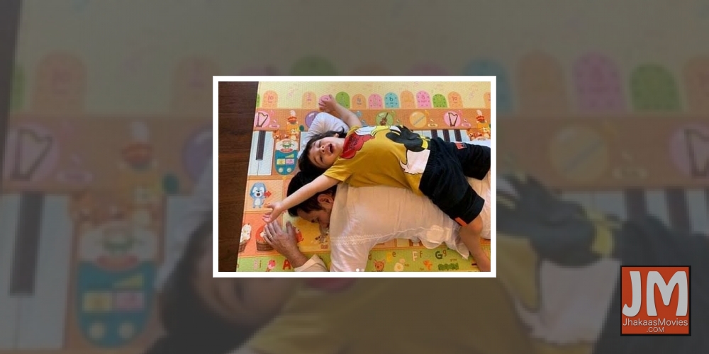 Kareena floored by Saif and son's back-to-back photo-op.