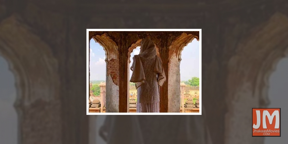 Janhvi finds old phone, shares old memories.