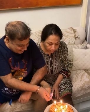 Varun Dhawan throws mini-bash on mom's birthday.