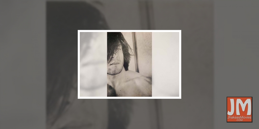 Ranveer Singh wins virtual love with shirtless pics.