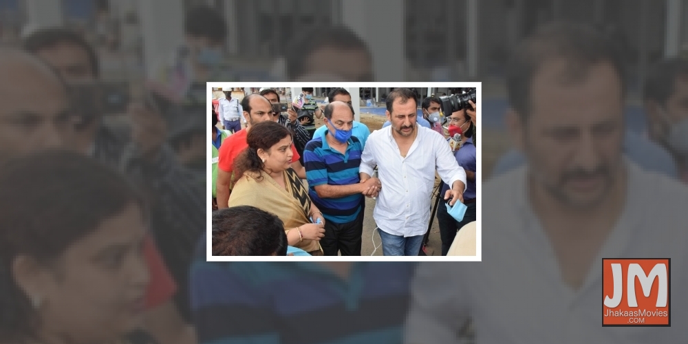 Patna: Late actor Sushant Singh Rajput's father and other family members leave for Mumbai from Patna on June 15, 2020.