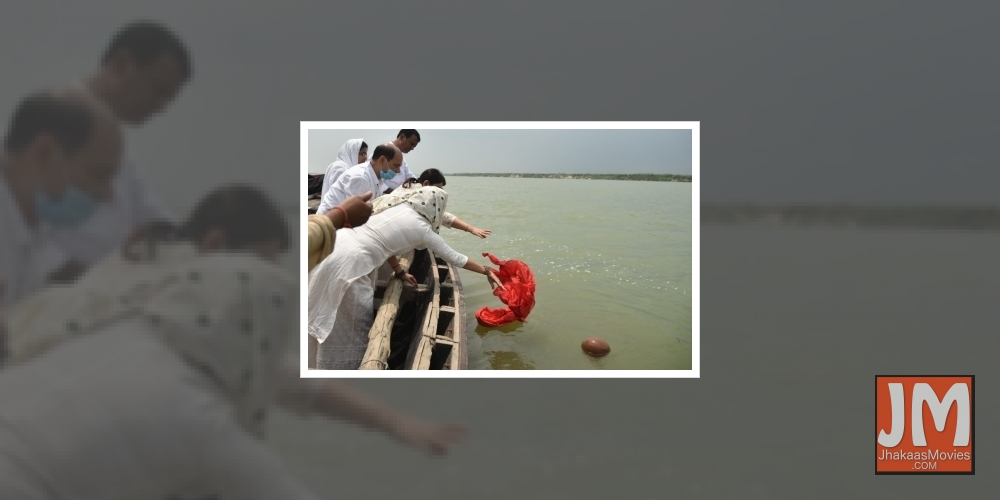 Patna: Late Bollywood actor Sushant Singh Rajput's father K.K. Singh and his two sisters, along with a 'Pandit' immerse his ashes in the Ganga river in Patna on June 18, 2020.