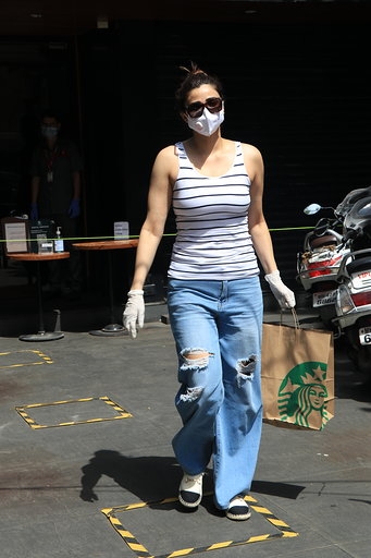 Mumbai: Actress Daisy Shah seen at Bandra in Mumbai on June 22, 2020. (Photo: IANS)