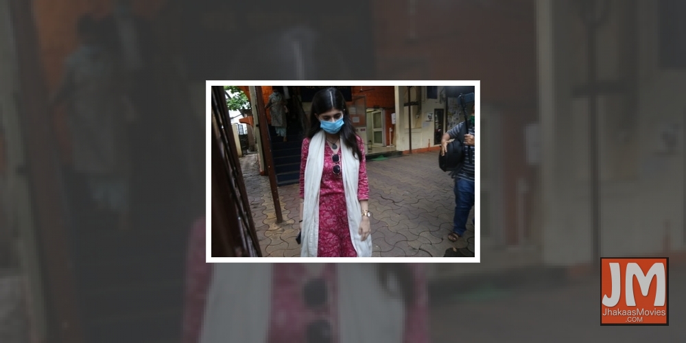 Sanjana shares unseen pic of Sushant from 'Dil Bechara' set