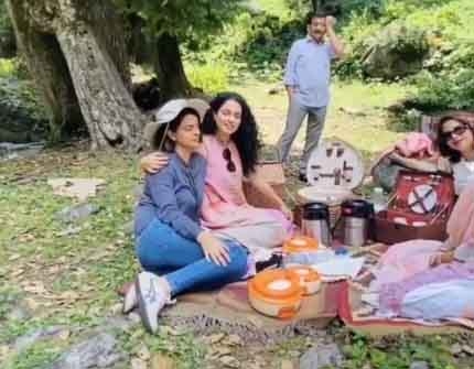 Kangana Ranaut picnics with family in Manali.
