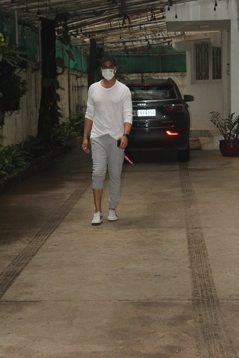 Mumbai: Actor Akshay Kumar seen at an editing studio in Mumbai's Juhu on July 8, 2020. (Photo: IANS)